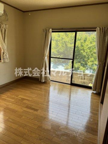 下三栖戸建の洋室|使い勝手のいい洋室です