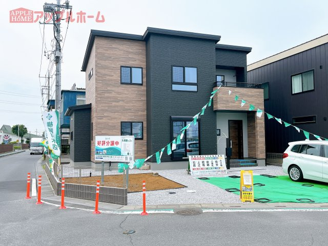 熊谷市久保島　新築戸建　の前面道路含む現地写真|駐車場は並列駐車２台分☆来客時も安心です