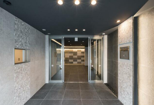 エストゥルース両国のエントランス