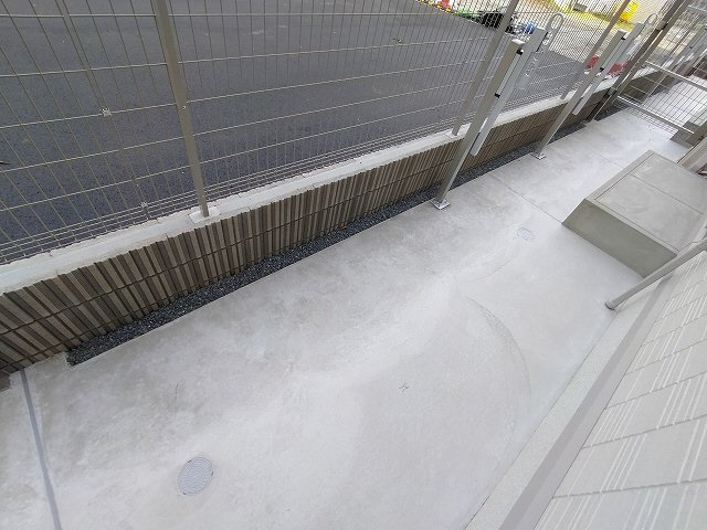 神戸市北区鈴蘭台西町５丁目のアパートのバルコニー