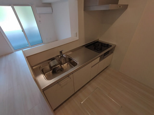 神戸市北区鈴蘭台西町５丁目のアパートのキッチン|システムキッチン（ガス3口）キッチン