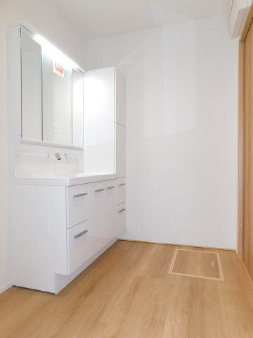 海部郡蟹江町宝３丁目の新築一戸建の独立洗面台|◇洗面室◇　　２．５帖の広々洗面スペース　三面鏡シャンプードレッサー（９００サイズ）　便利なサイドキャビネット付き♪　床下収納完備！　