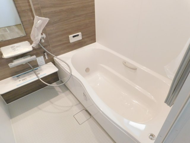 海部郡蟹江町宝３丁目の新築一戸建の浴室|◇浴室◇　　広い１坪サイズ・浴室暖房乾燥機・追い焚き・断熱浴槽・スライドバーシャワー・クリーン床・オートバス・バリアフリー・浴室窓あり