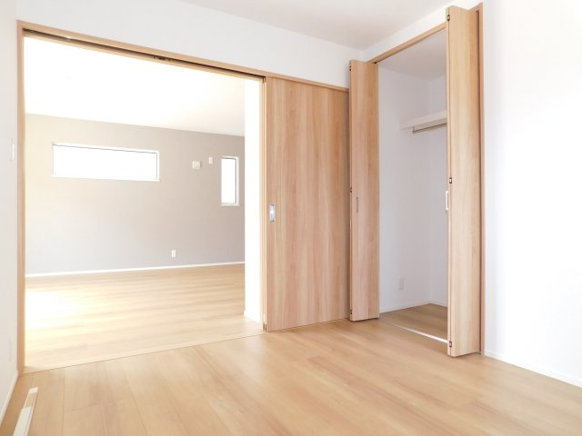 海部郡蟹江町宝３丁目の新築一戸建の洋室|◇１階洋室◇　　明るい洋室５．２帖　全居室収納完備！　リビングの続き間としても利用できます♪