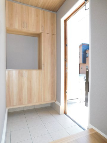 海部郡蟹江町宝３丁目の新築一戸建の玄関|◇玄関◇　　収納たっぷり、オシャレなシューズＢＯＸ♪