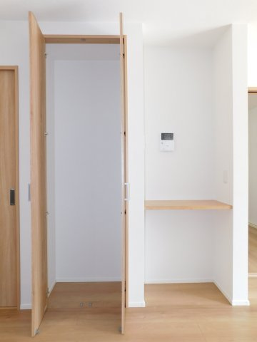 海部郡蟹江町宝３丁目の新築一戸建の収納|◇パントリー＆カウンター◇　　日用品や食料品のストックに便利なパントリー完備！　横には作業スペースなどに利用できるカウンター付き！