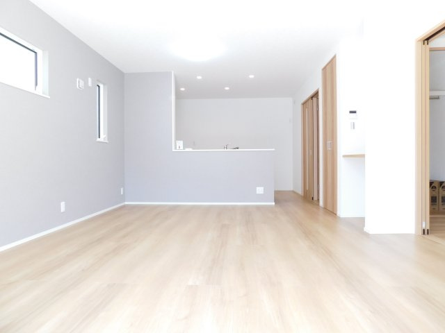 海部郡蟹江町宝３丁目の新築一戸建の居間・リビング|◇リビング◇　　南面で明るいリビング１８．１帖　カウンターとパントリー完備！