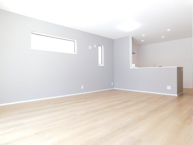 海部郡蟹江町宝３丁目の新築一戸建の居間・リビング|◇リビング◇　　南面で明るいリビング１８．１帖　アクセントクロスに合わせたインテリアを楽しむことができます♪