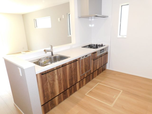 海部郡蟹江町宝３丁目の新築一戸建のキッチン|◇キッチン◇　　人気の対面式・人工大理石天板システムキッチン・食洗機・浄水機能付ハンドシャワー・静音仕様シンク・ガラストップコンロ・薄型換気扇・前面コンセント・床下収納など