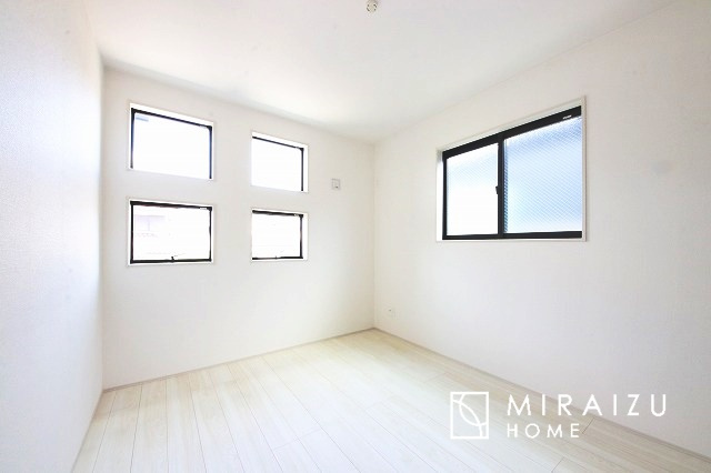 【子供部屋】 | 居心地の良さそうなリラックスできる空間。独立性のある建物ですので、ご自分の時間を大切にしたご家族様にぴったりです！
