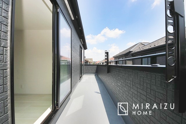 【バルコニー】 | 小鳥の鳴き声で目覚める朝、爽やかな風が入ります。太陽の陽射しでお洗濯物がカラッと乾き、気持ちの良い洋服とお布団で快適に過ごせます。