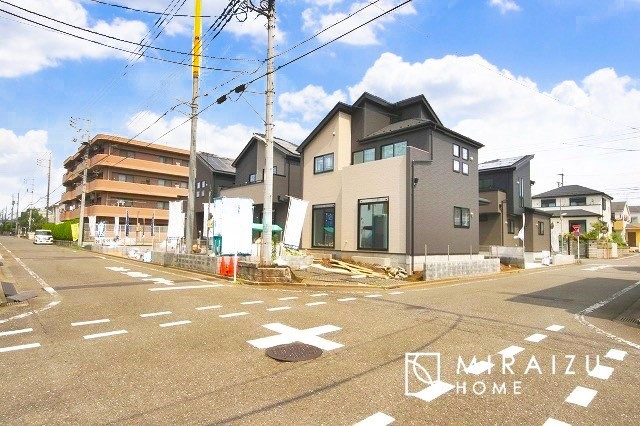 【外観】 | 青く澄み渡った綺麗な空と、陽の光をたっぷりと受ける、そんな新築住宅で新生活をスタートしてみませんか？見学・ご相談等、ミライズホーム(株)までお気軽にご連絡下さい。