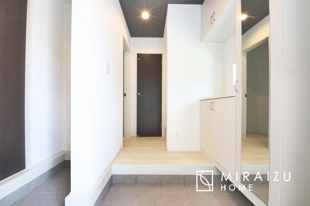 【玄関】 | 心も体も癒されるゆったりと落ち着いた洋室。窓が多いつくりになっています。窓が多いと明るい空間を保ち、室内へ気持ちの良い風も取り込んでくれます。