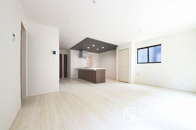 【居間・リビング】 | 床のフローリングもオシャレな洋室が嬉しいです。独立性のある住宅ですので、各居室それぞれ、テイストの違うお部屋インテリア造りをしても面白いかもしれませんね！