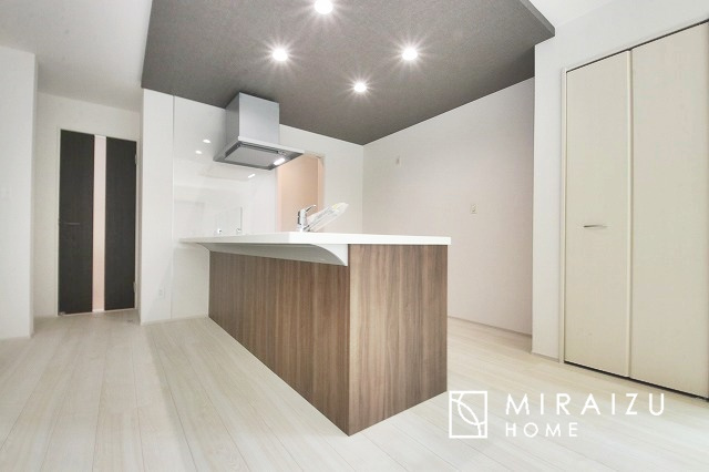 【居間・リビング】 | 小鳥の鳴き声で目覚める朝、爽やかな風が入ります。太陽の陽射しでお洗濯物がカラッと乾き、気持ちの良い洋服とお布団で快適に過ごせます。