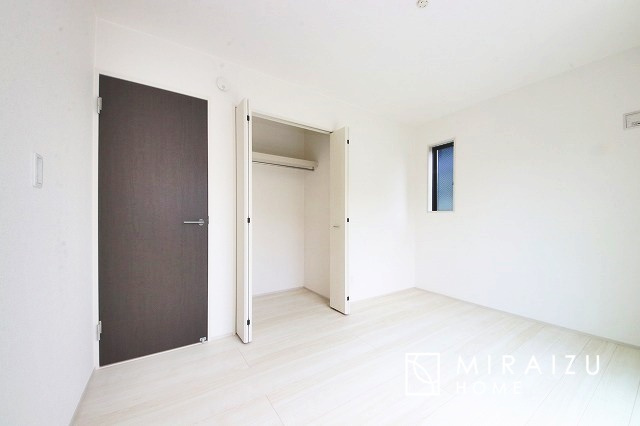 【洋室】 | 建物完成につき、実際のお部屋をごゆっくりご見学いただけます。お休みの日にご家族で見学はいかがでしょう。
