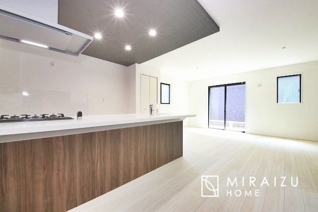 【居間・リビング】 | 明るい光が取り入れられる空間設計のリビングです。インテリア配置もしやすい間取りです。壁や床の色と合わせて落ち着いたインテリアも選びたいですね♪グリーンを飾っても素敵だと思います。
