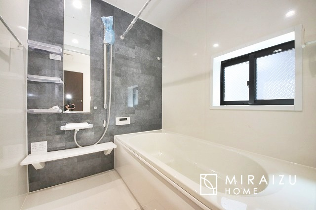 【浴室】 | 清潔感のあるホテルのような広い浴室が自慢です。疲れた日にはお湯をためてリラックスタイムを楽しみたいですね、今はスマホも防水の時代です、半身浴をしながら動画視聴、漫画視聴、楽しく過ごしたいですね^^
