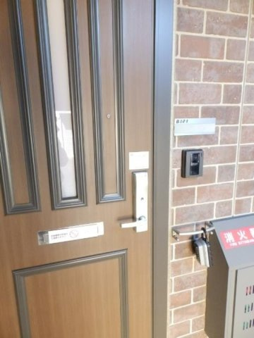 グランフェリオ B棟の玄関|玄関錠（カードキータイプ）