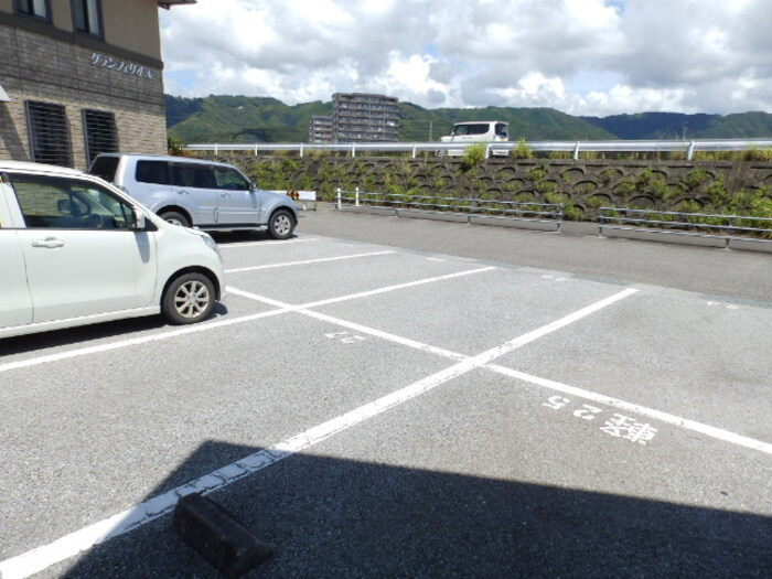 グランフェリオ B棟の駐車場|駐車場