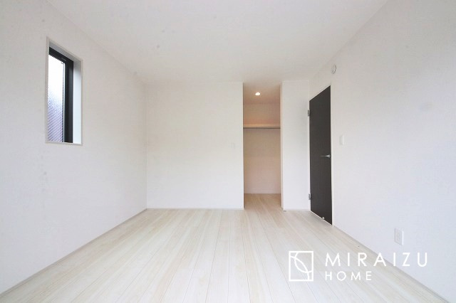 【寝室】 | 収納力も自慢です。お洋服がお好きなお客様も多いですよね、衣替えをしなくてもお洋服をしまっておけそうなくらいの広さですね！
