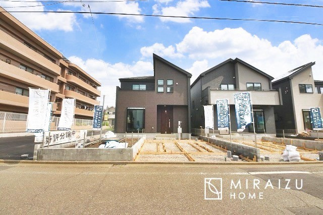 【外観】 | 青く澄み渡った綺麗な空と、陽の光をたっぷりと受ける、そんな新築住宅で新生活をスタートしてみませんか？見学・ご相談等、ミライズホーム(株)までお気軽にご連絡下さい。
