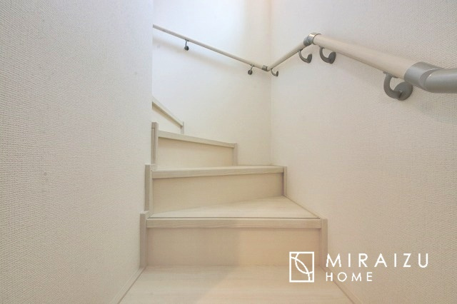 【子供部屋】 | 小鳥の鳴き声で目覚める朝、爽やかな風が入ります。太陽の陽射しでお洗濯物がカラッと乾き、気持ちの良い洋服とお布団で快適に過ごせます。