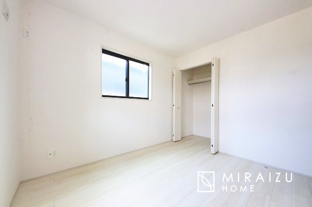 【子供部屋】 | 収納あり、自然な採光ありの洋室。家族みんなが気持ち良く目覚められる、過ごしやすい主寝室などにもお勧め。もちろん、ペットもご一緒に。