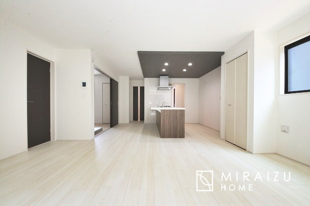 【居間・リビング】 | 大きな窓が特徴の南向きリビングでは、太陽光も沢山取り込むことが出来てお家の中にいても日光浴が可能ですね、開放的な空間です。インテリア選びも楽しそう、ご家族様で相談しながらインテリア配置も楽しみたいです