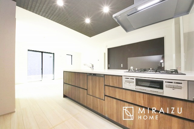 【キッチン】 | 洗練されたキッチンでは毎日の家事を少しでも楽に快適に工夫したいですね、大きいシンクではお皿洗いもストレスフリー、3口コンロでは要領よくお料理も可能です。レンジフードもお掃除がしやすい設計が嬉しい。
