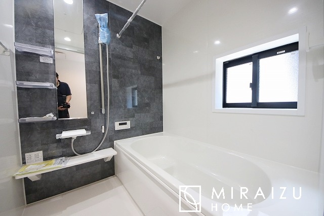【浴室】 | 清潔感のあるホテルのような広い浴室が自慢です。疲れた日にはお湯をためてリラックスタイムを楽しみたいですね、今はスマホも防水の時代です、半身浴をしながら動画視聴、漫画視聴、楽しく過ごしたいですね^^
