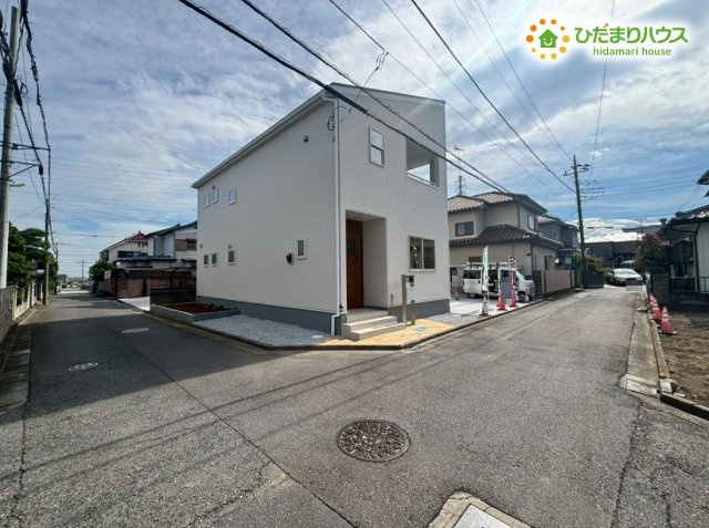 鴻巣市人形3丁目　新築一戸建て　リーブルガーデン　01の前面道路含む現地写真|角地で開放感のある立地(^^)/
日当たりも良好です！