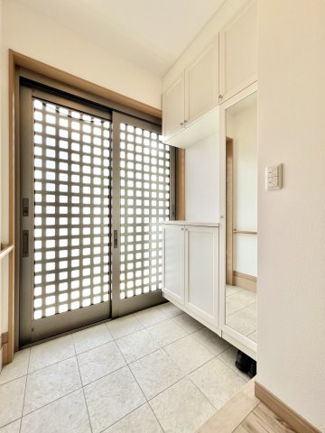 浜名区西美薗　の玄関|スッキリとした印象のシューズボックス！収納力豊富で玄関が散らかる心配がありません！　