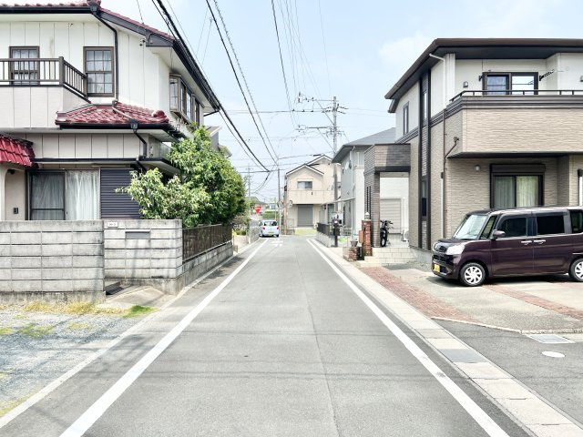 浜名区西美薗　の前面道路含む現地写真|前面道路の写真です。あまり車が通らないので、落ち着いた雰囲気ですよ♪　