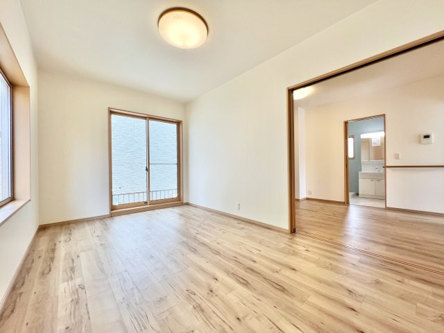 浜名区西美薗　の居間・リビング|ダイニングとリビングはそれぞれ独立した空間です！　