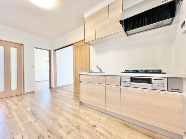 浜名区西美薗　のキッチン|広々としたゆとりあるキッチン！お休みの日にはご家族と一緒に食事の支度をしてみてはいかがですか？　