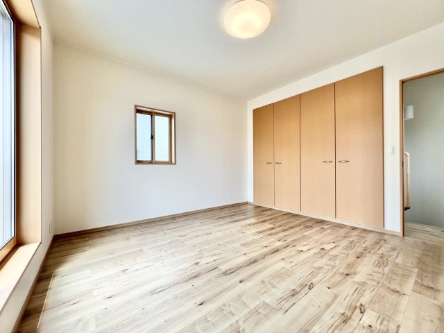 浜名区西美薗　の洋室|ゆとりのある空間に大きなクローゼット付きなのが嬉しいですね♪　
