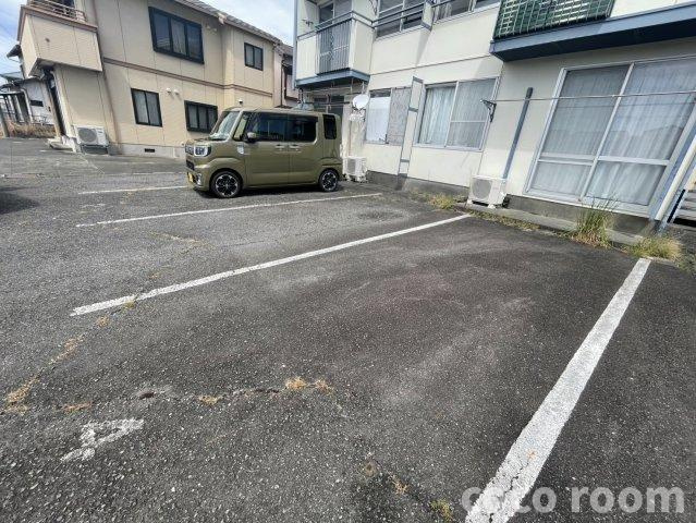 フォーブル青木の駐車場