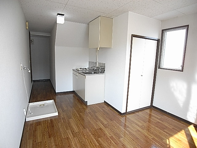 パレドール駅東の居間・リビング|洋室・キッチン・洗濯機置き場