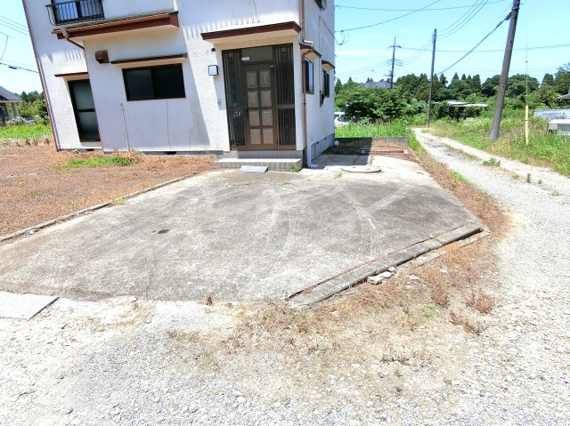 勢田貸家の駐車場
