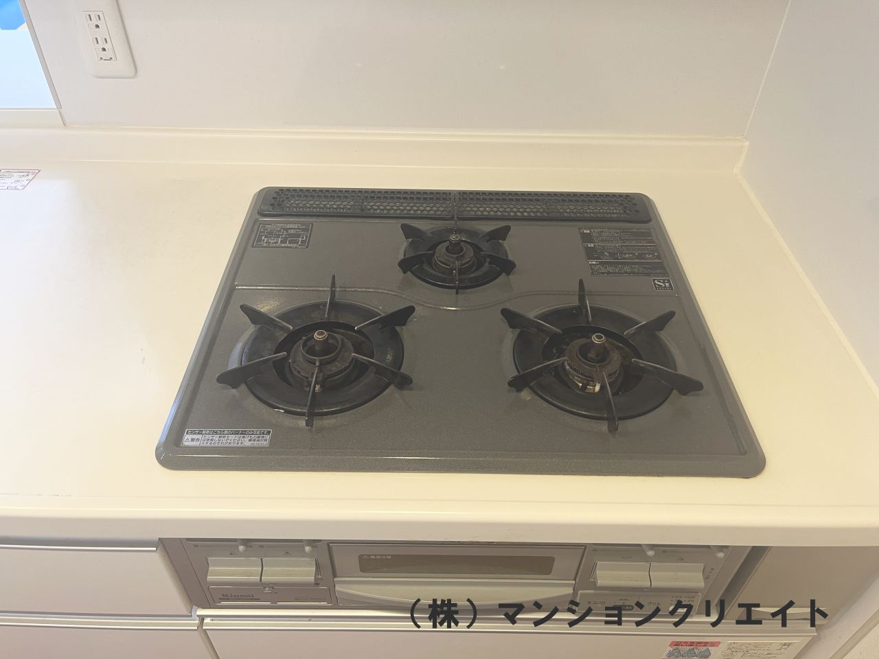 サーパス西別院のキッチン|３口ガスコンロ・グリル付き