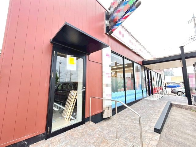 理美容プラーナ岡崎店　隣の外観