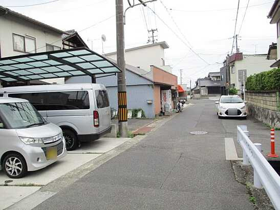 【前面道路含む現地写真】