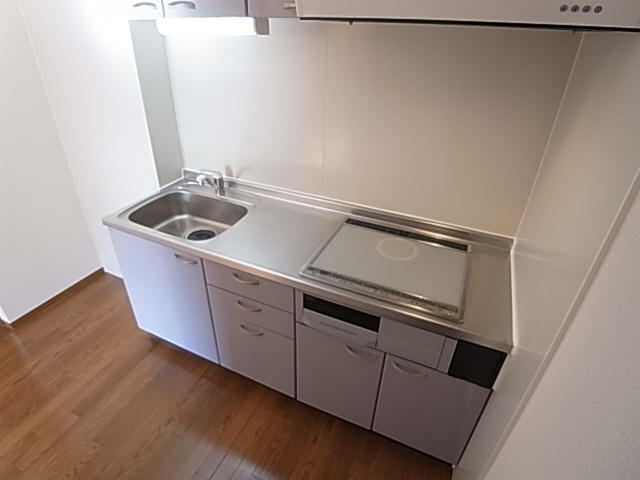 神戸市北区谷上南町のアパートのキッチン|システムキッチン（ＩＨ3口コンロ）