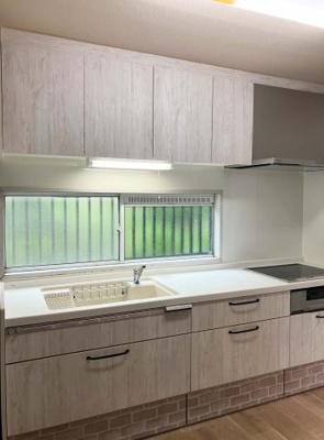 【キッチン】 | 南つつじヶ丘桜台一丁目 一戸建 | 光が差し込むシステムキッチン