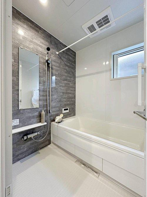 井口4丁目 【残り3邸】の浴室|(2号棟)浴室乾燥機気付き1坪タイプの浴室☆
ユニットバスは、気密性にも優れています。そのため、冬場でもお湯が冷めにくく、暖かい空間を維持することができます。