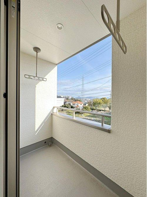 井口4丁目 【残り3邸】のバルコニー|(2号棟)ルーフインナーバルコニー☆
しっかりと屋根があるので急なお天気の変化も安心です♪
