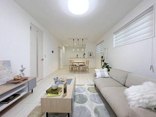 井口4丁目 【残り3邸】の居間・リビング|(2号棟)18.2帖の広々としたLDK☆
長方形タイプのLDKはリビングスペースとダイニングスペースの使い分けがしやすく、より部屋を広く感じることができます。