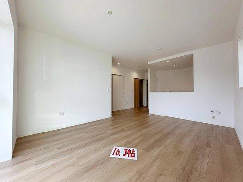 井口4丁目 【残り3邸】の居間・リビング|(4号棟)16.3帖の広々としたLDK☆
3号棟は動線スペースを広く確保した設計となっています。