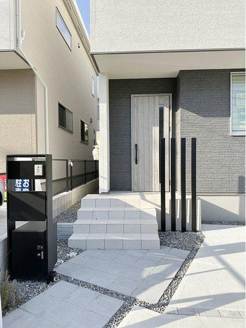 井口4丁目 【残り3邸】の玄関|(2号棟)玄関ポーチはしっかりと屋根があるため雨の日の出入りもしやすいです♪